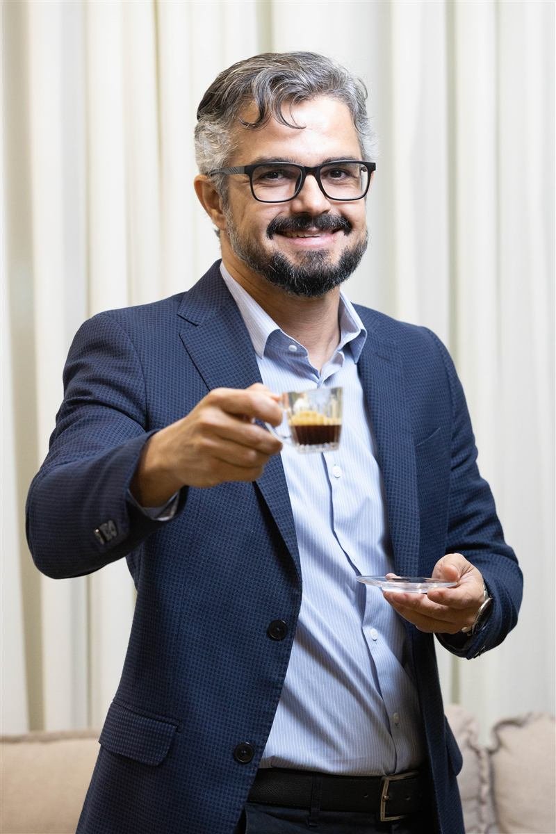 Fábio Antônio convidando para um café e uma conversa