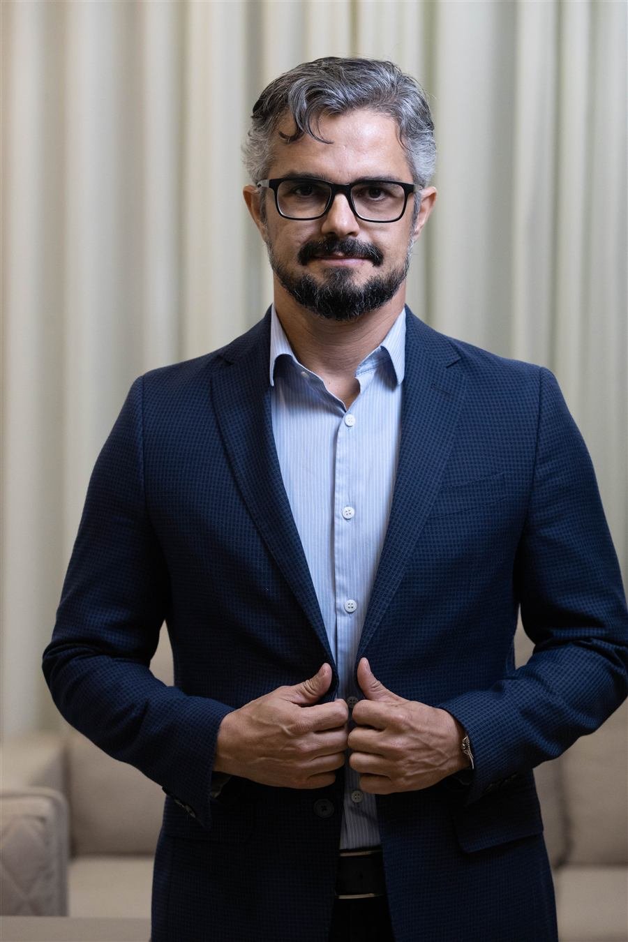Fábio Antônio, advogado e psicanalista, sorrindo em seu consultório